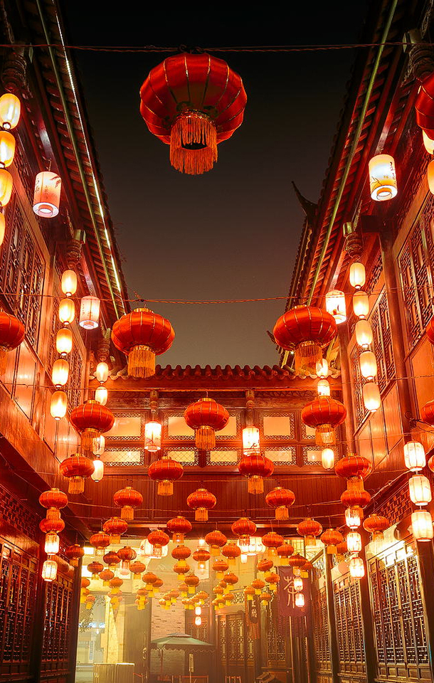 中国风新年红灯笼古镇PSD素材，高清PNG透明背景，古典元素丰富，设计必备！