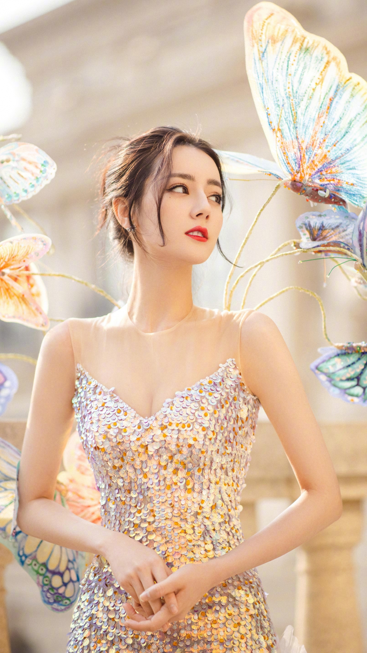 迪丽热巴绝美蝴蝶仙子，4K超清手机壁纸，2160x3840分辨率，高清下载