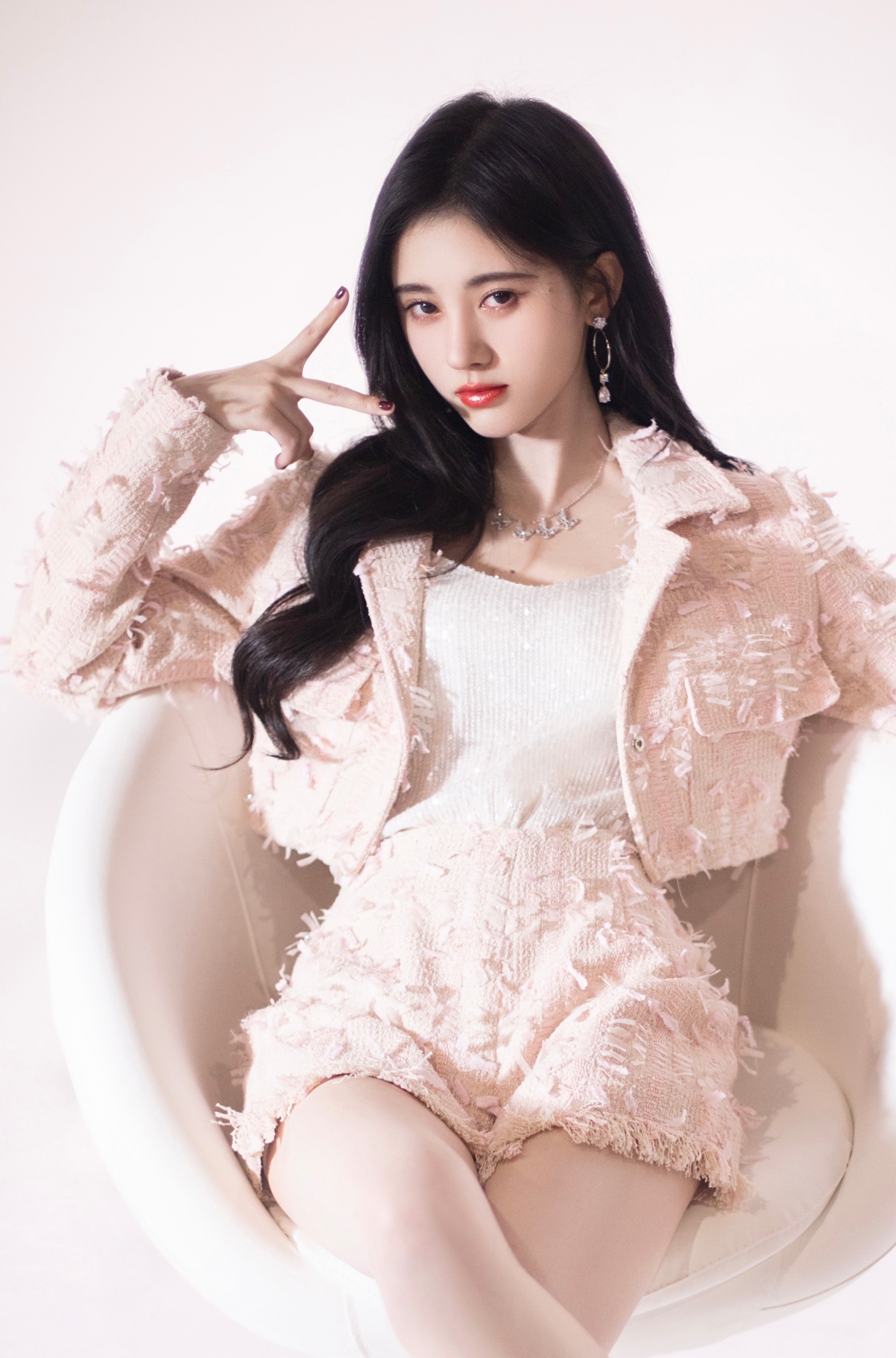 鞠婧祎高清竖屏壁纸，剪刀手势美女4K图片，2688x4074超高清下载