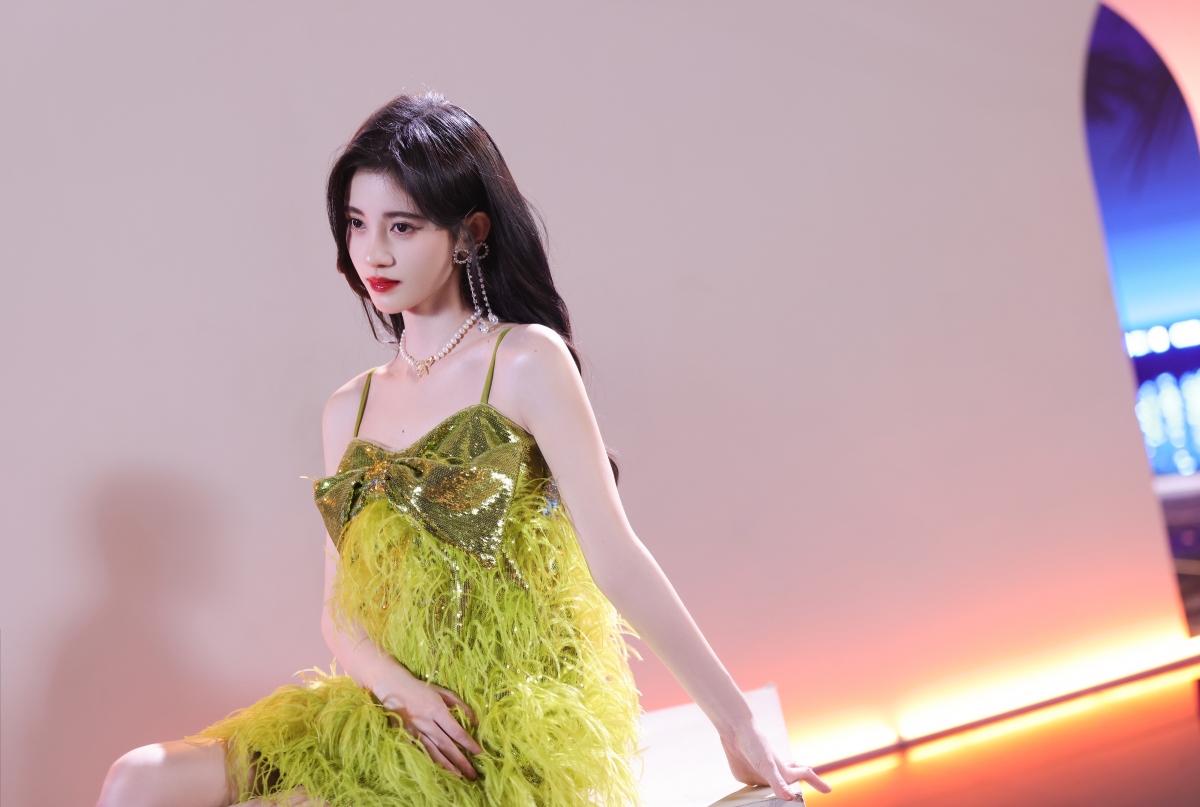 鞠婧祎绿色裙装惊艳亮相！4K超清美女壁纸，高清大图4000x2689免费下载