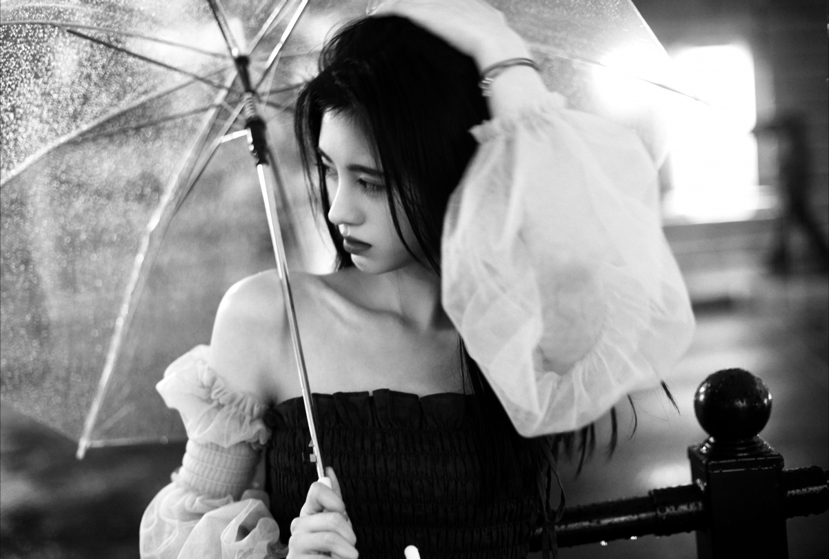 夜雨街道鞠婧祎，黑白伞下4K高清美女壁纸，超清4032x2719免费下载