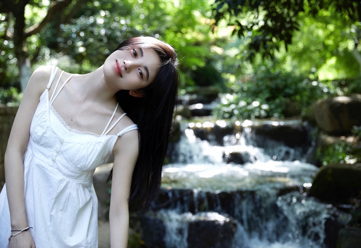鞠婧祎白衣写真，唯美4K高清壁纸，惊艳美女图片，4032x2767分辨率，免费下载