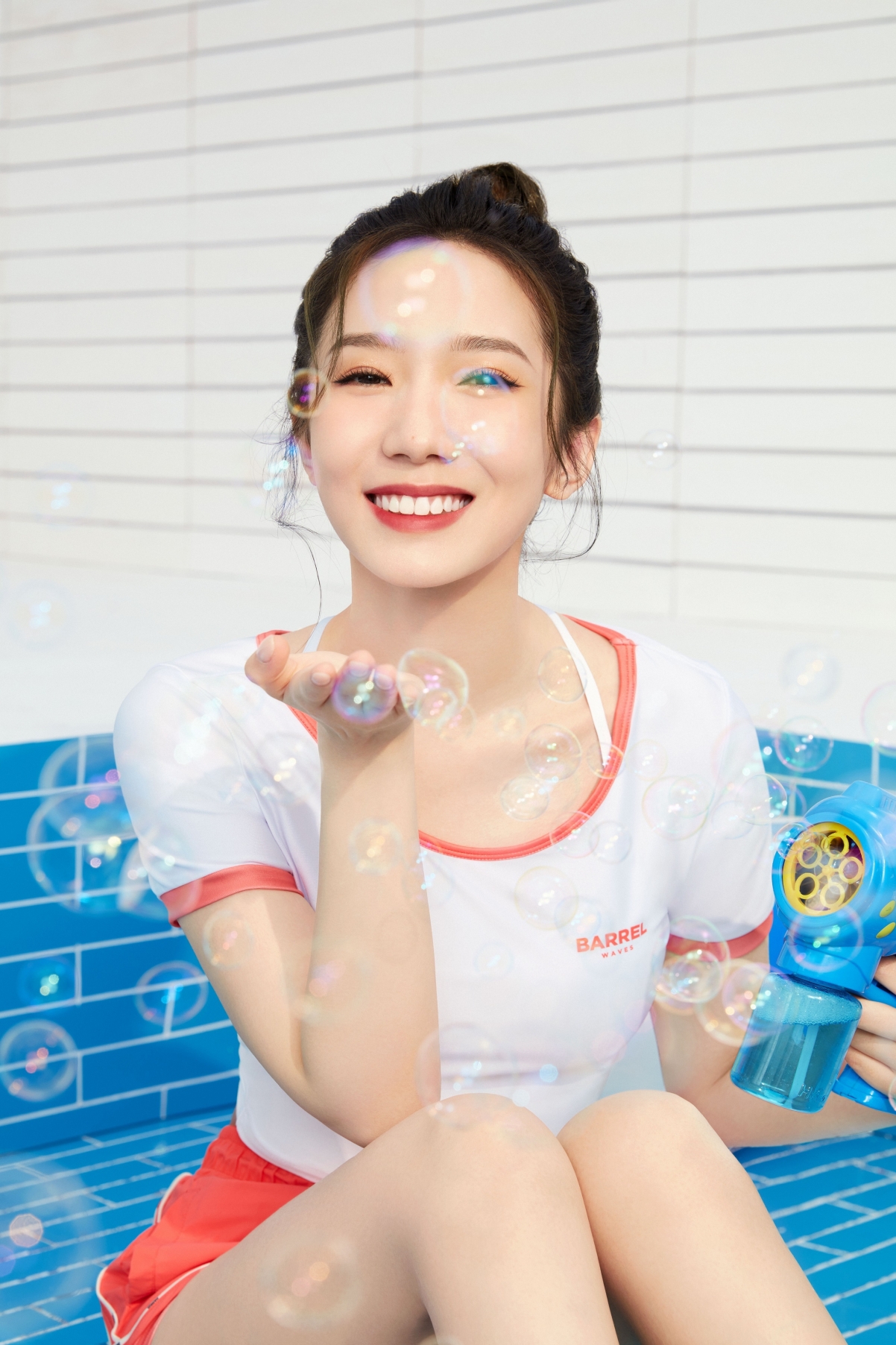 孟美岐萌趣美女竖版4K手机壁纸，高清2665x4000像素，免费下载