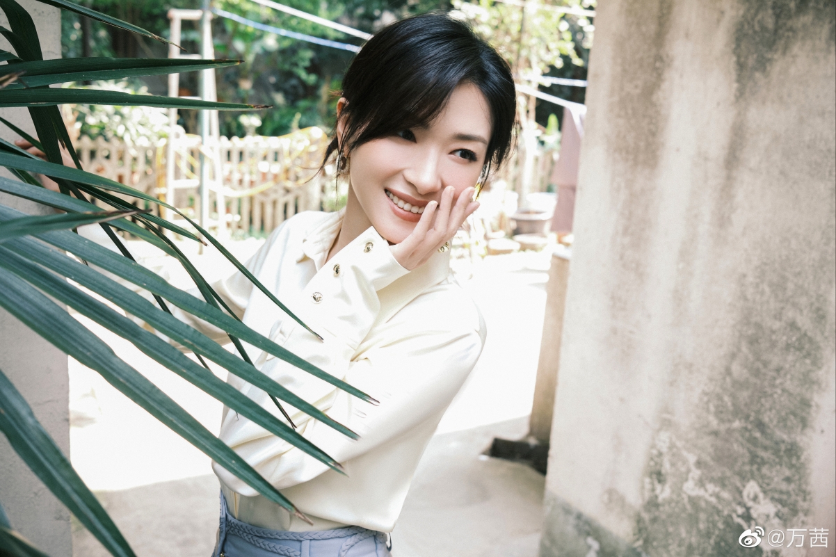 万茜绝美回眸，高清4K美女壁纸，4160x2773分辨率，一键下载！