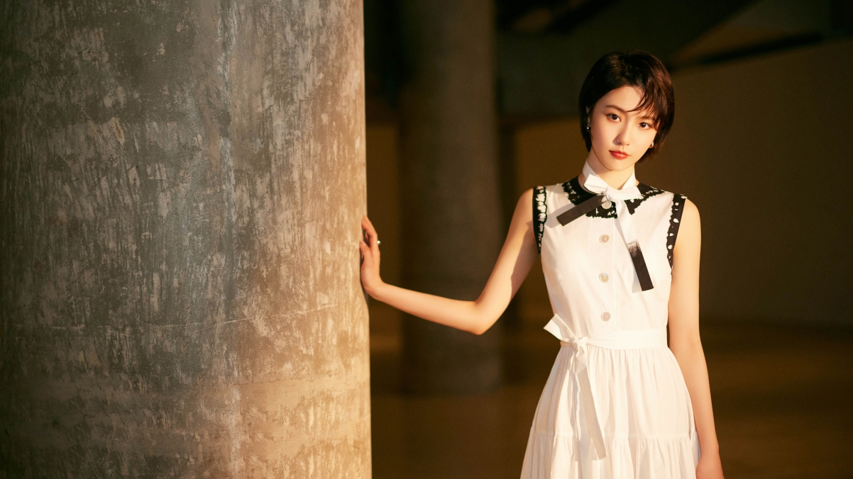 高清4K美女壁纸，白色裙子美女图片，3840x2160分辨率，免费下载