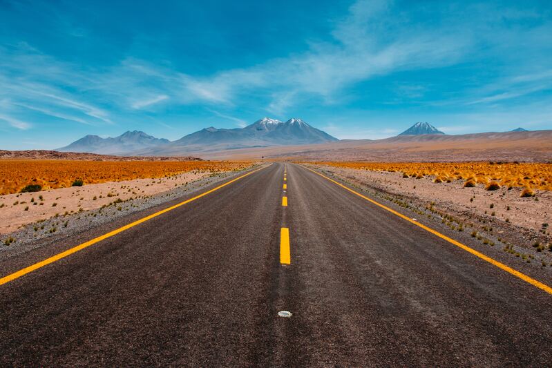 绿色蓝天白云公路美景，高清JPG摄影素材，免费下载！