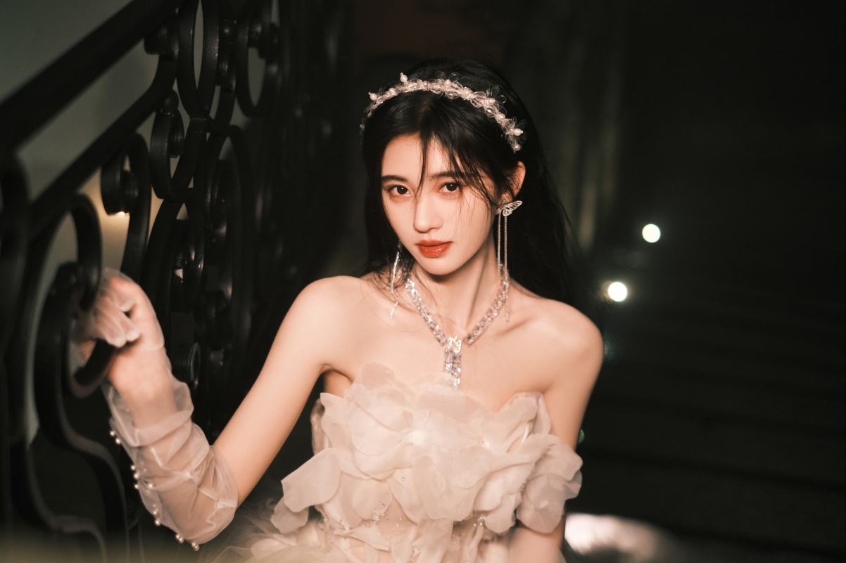 鞠婧祎绝美写真，低胸裙配透明手纱，4K超清壁纸免费下载