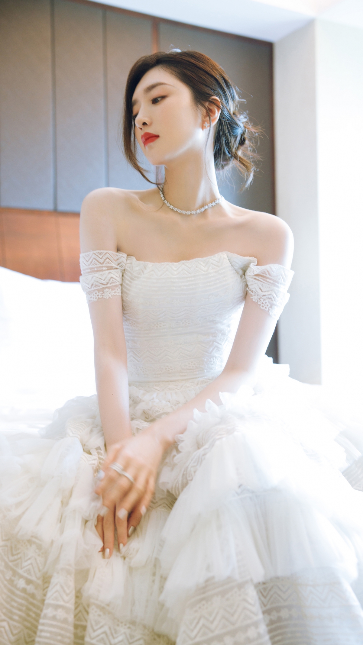 江疏影抹胸蛋糕裙惊艳亮相，竖屏美女4K高清壁纸，2160x3840超清下载