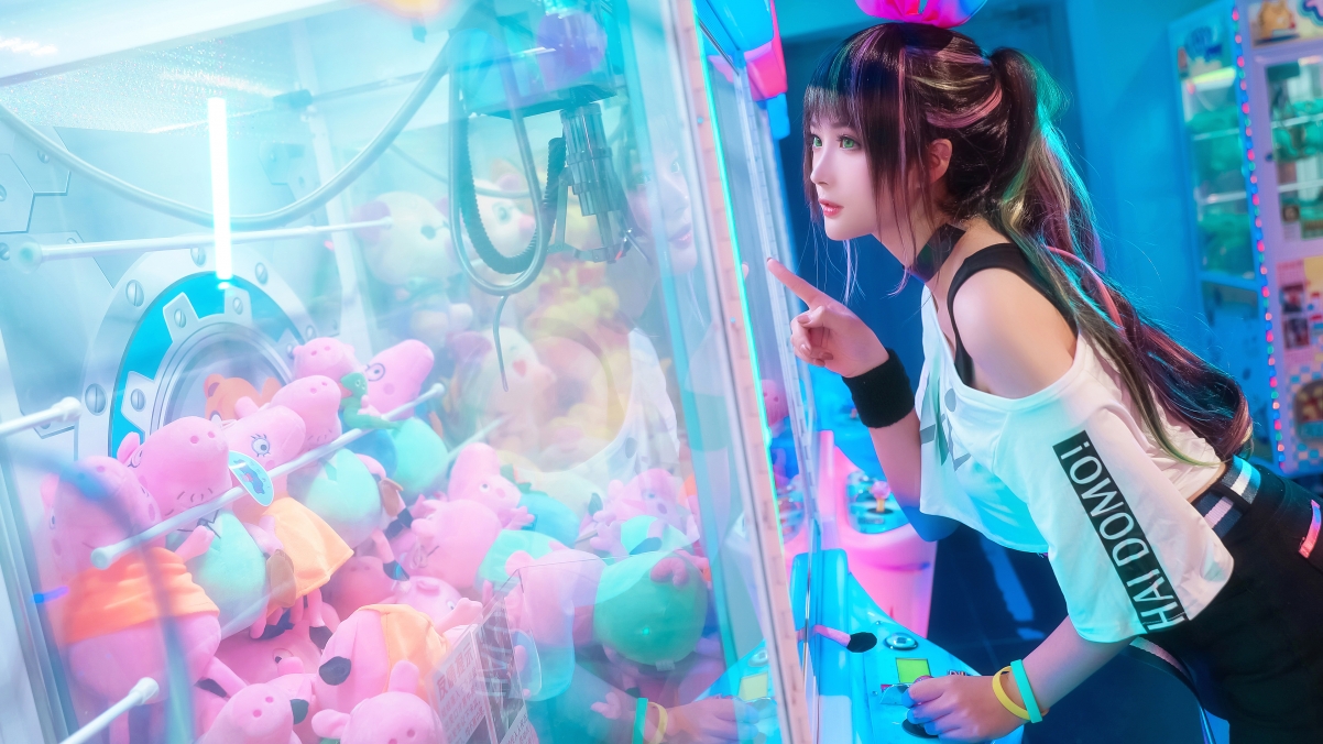 科幻女神与抓娃娃机，惊艳4K动漫壁纸，高清3840x2160免费下载