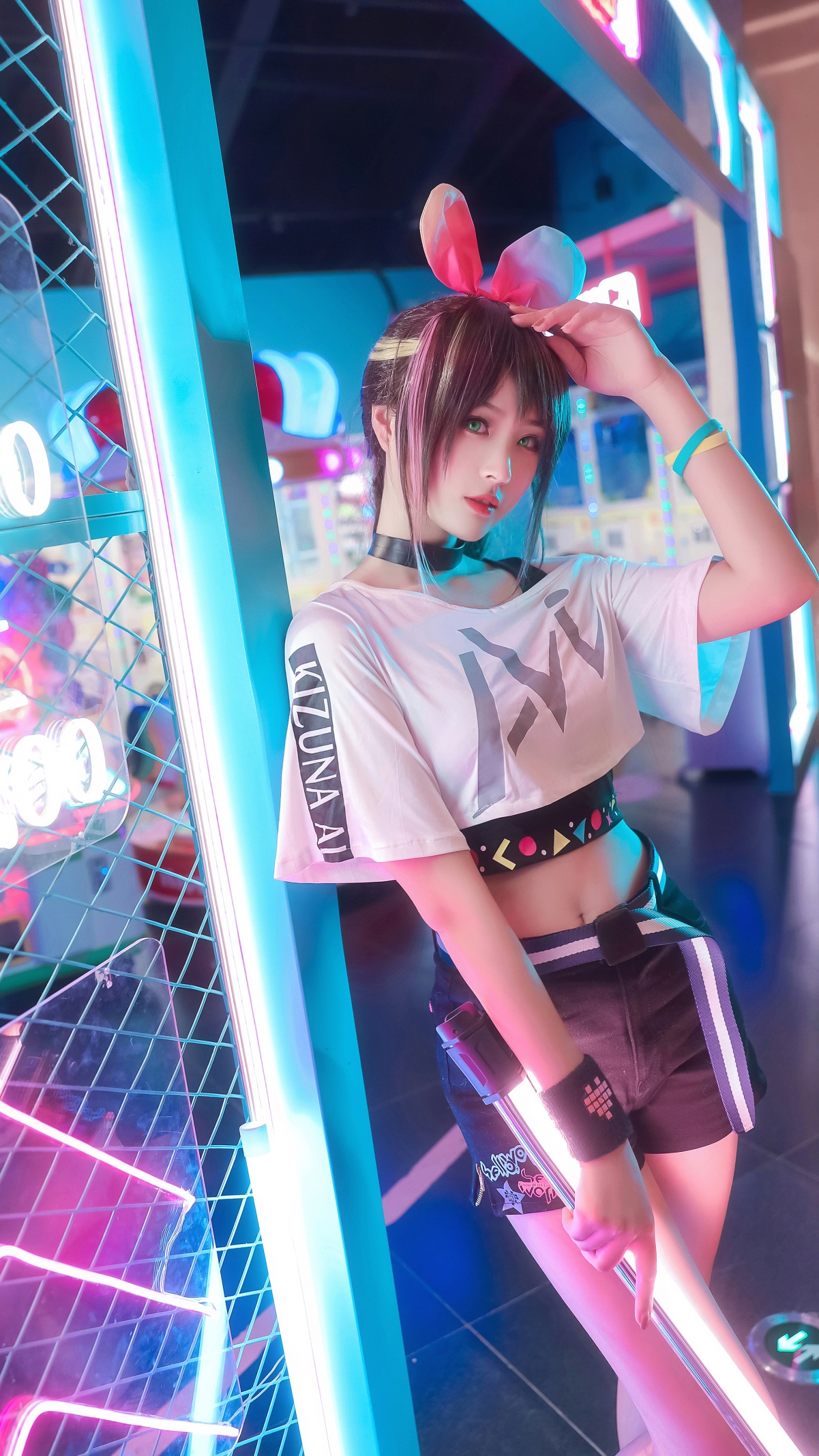 科幻少女兔耳倩影，绝美身材搭配白色光棒，超清4K手机壁纸2160x3840免费下载