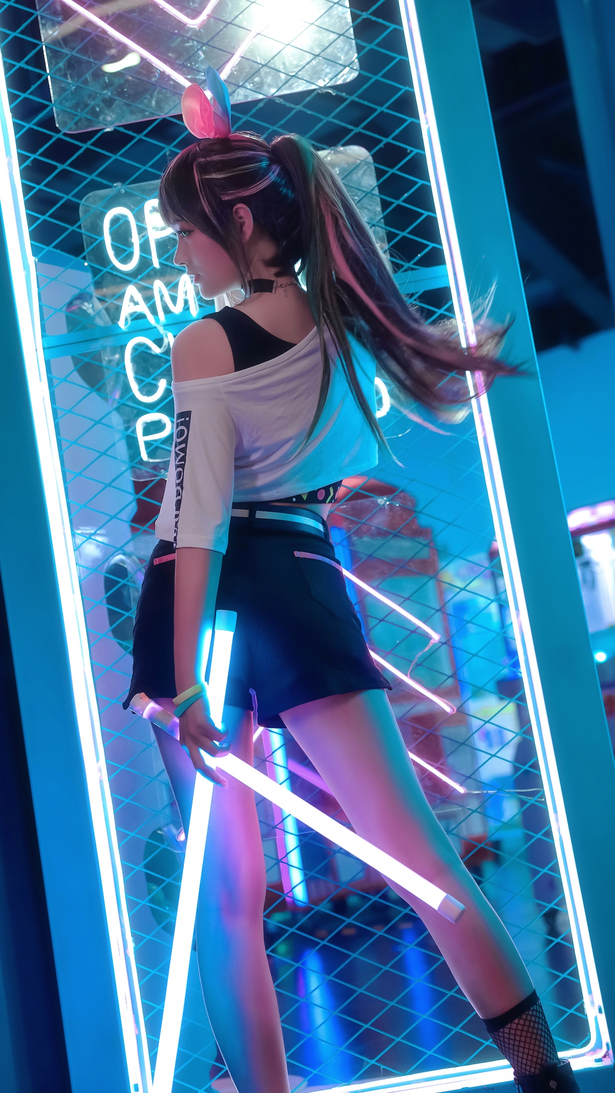 科幻少女倩影，绝美身姿，白光闪耀，4K竖屏壁纸，高清下载