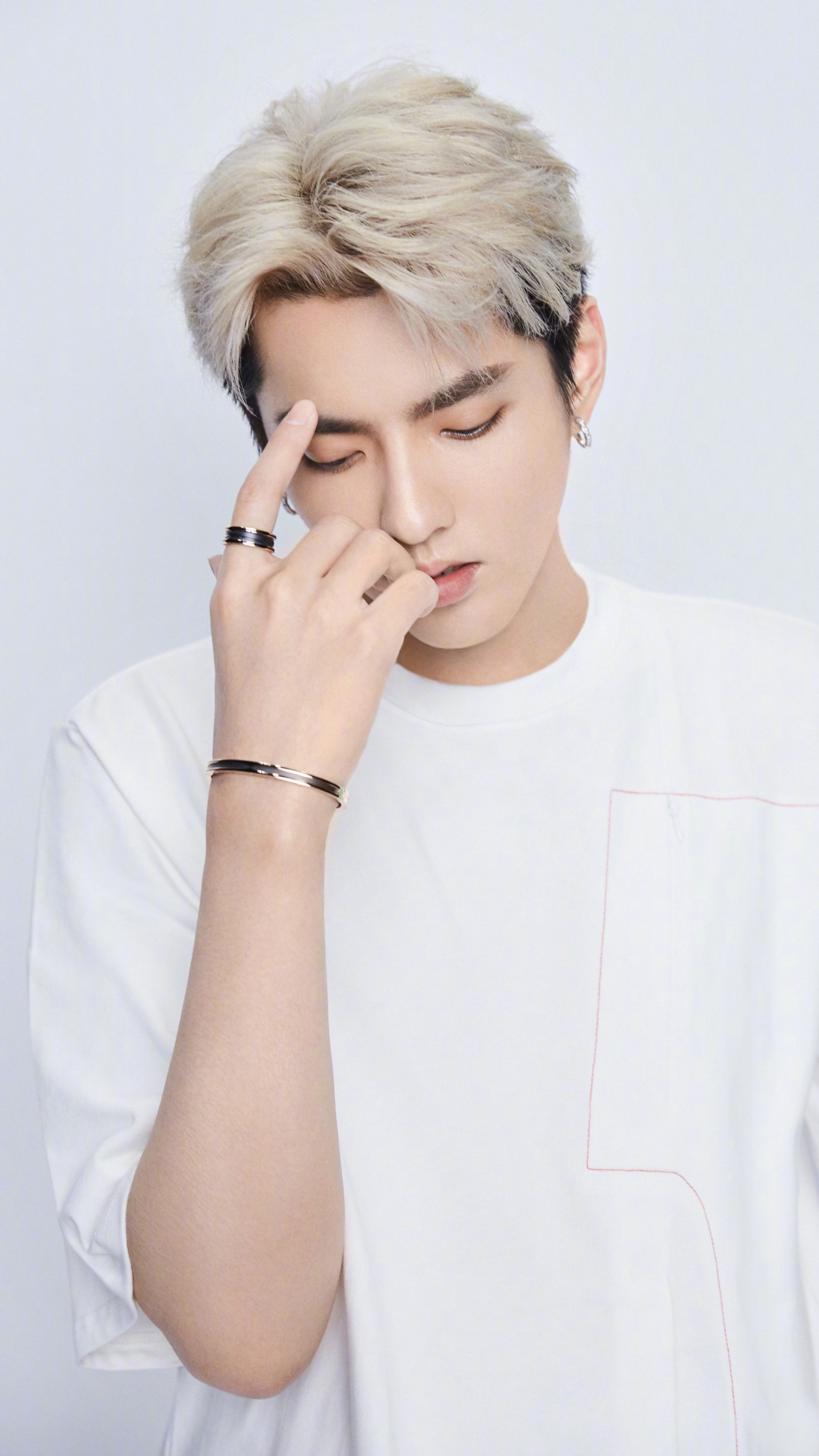 吴亦凡超高清4K手机壁纸，2160x3840分辨率，精美下载