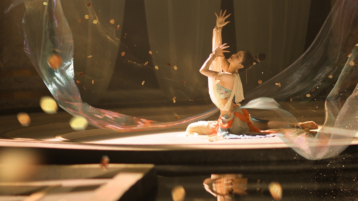 鸿音敦煌舞韵，水池阳光下的4K美女高清壁纸，3840x2160精美画质任你下载