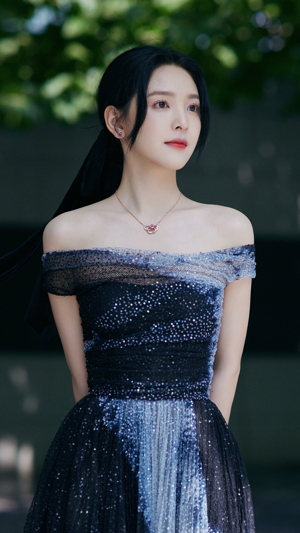 女神章若楠绝美低胸露肩连衣裙，超高清4K手机壁纸2160x3840，一键下载