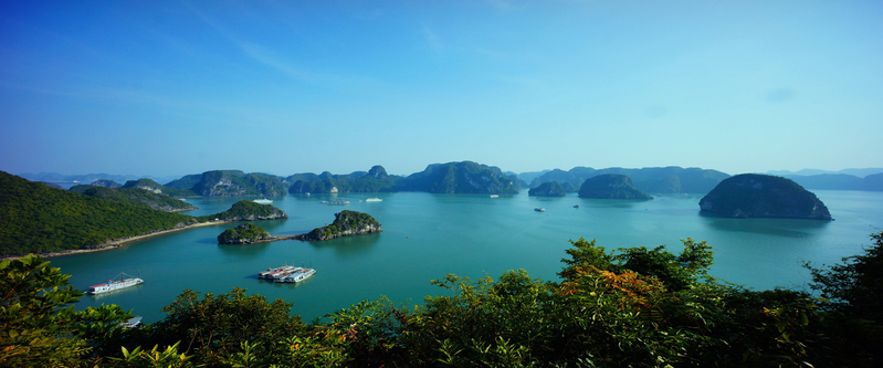 梦幻越南，下龙湾绝美旅游海报背景图，高清JPG素材，商务科技风格设计，免费下载