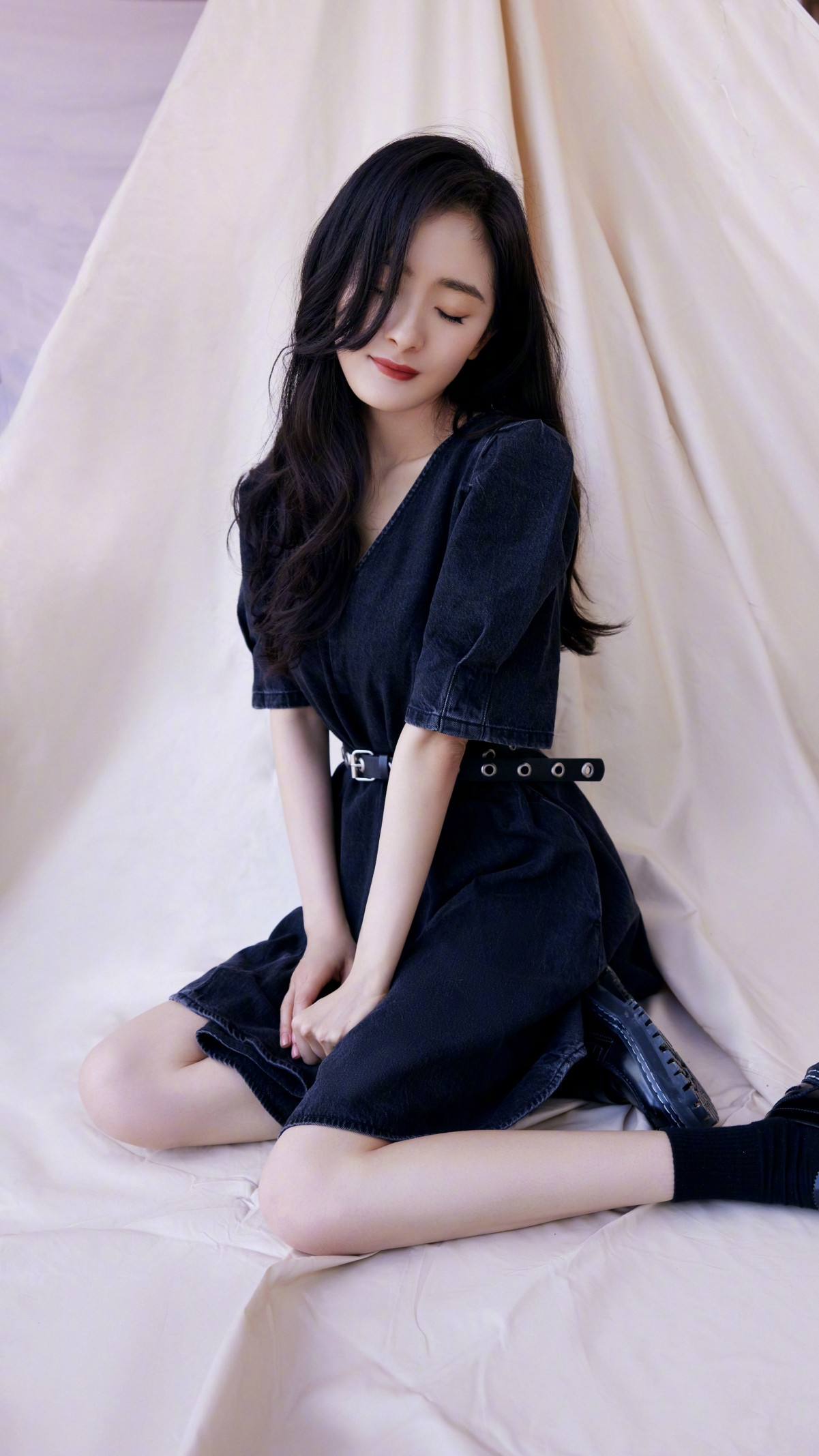 杨幂黑色裙子绝美壁纸，高清4K分辨率2160x3840，手机壁纸一键下载