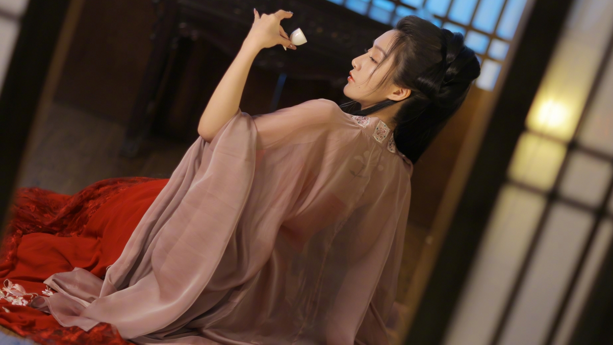 绝美古风长发美女，酒杯轻握，露背古装惊艳，4K超清壁纸下载