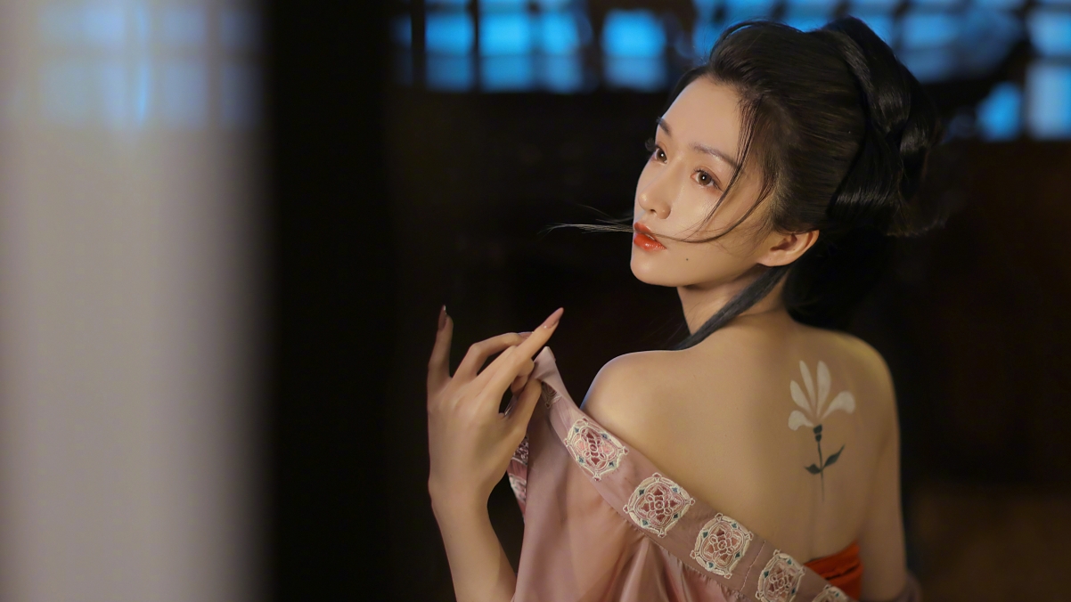 古风美女倩影，美背回眸，古装佳人4K超清壁纸，3840x2160高清下载