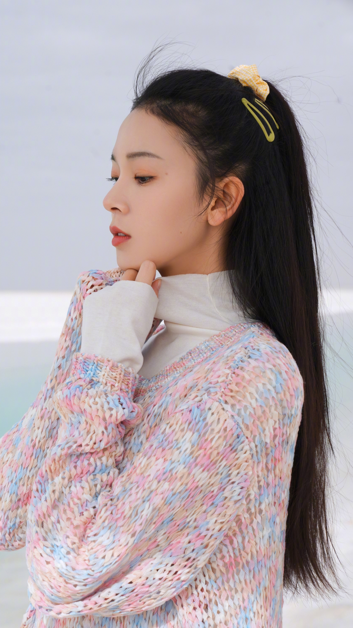 陈瑶海边长发倩影，4K清新壁纸，超清2160x3840手机专享，一键下载
