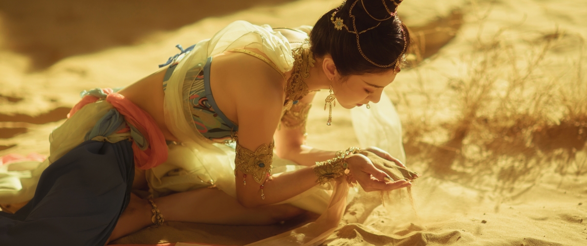 鸿音敦煌，唯美侧颜女神捧沙，超高清4K带鱼屏壁纸，3440x1440精美下载