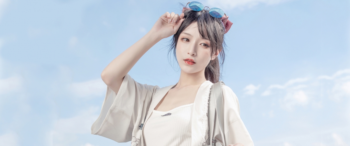 天空下的养眼美女，身材曼妙戴墨镜，超清4K带鱼屏壁纸3440x1440下载