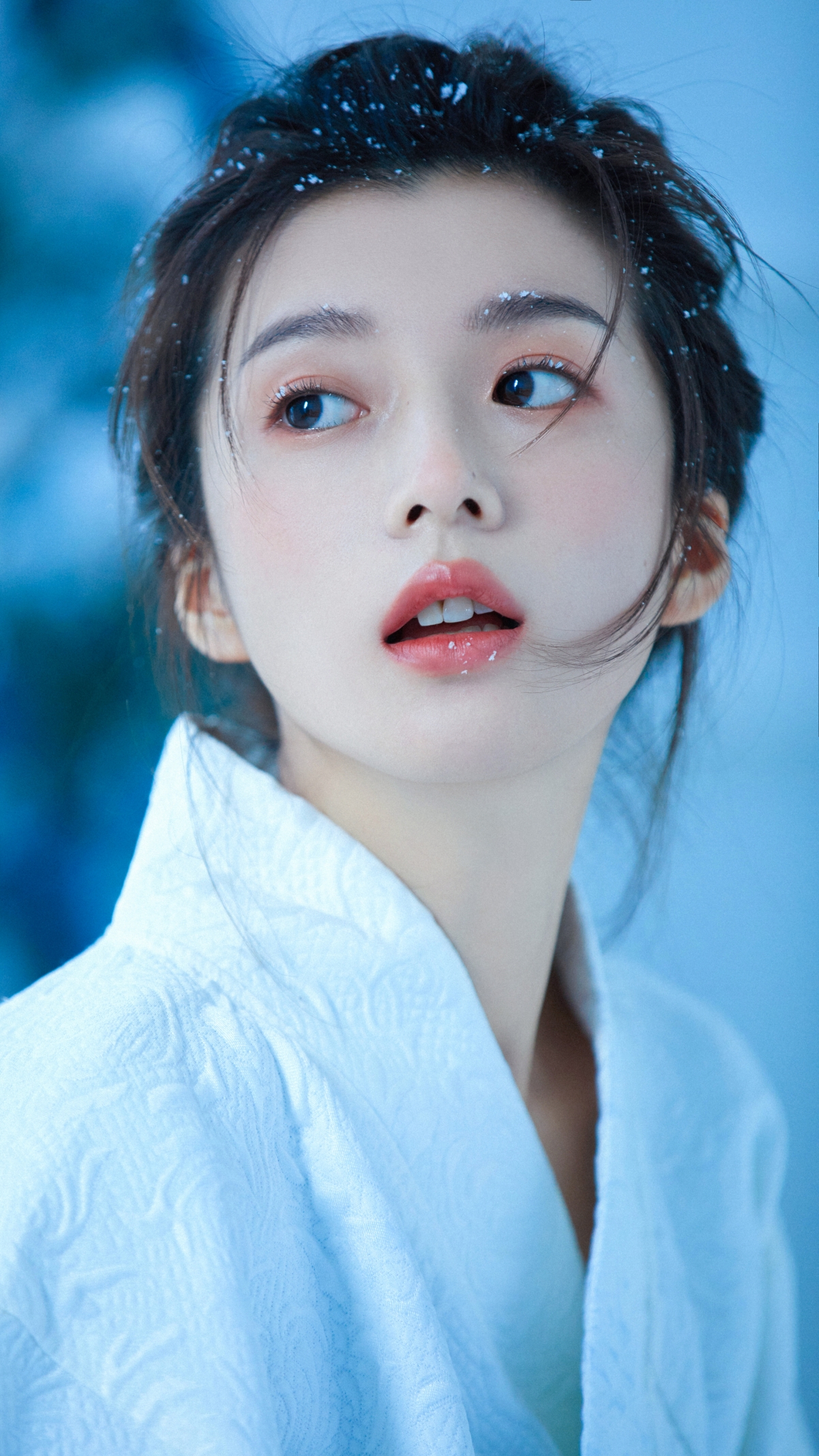 梁夹心冬日雪景美女，唯美高清4K竖屏手机壁纸，2160x3840分辨率畅享下载