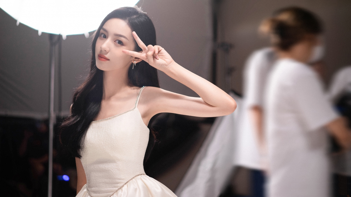 周也白裙V手势惊艳亮相，超清4K美女壁纸3840x2160，高清下载尽享