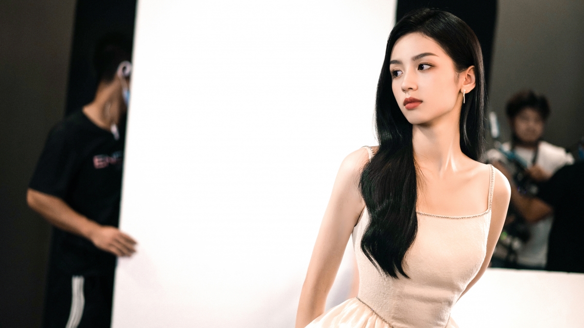 周也白色礼服裙4K超清壁纸，3840x2160高清美女图片，一键下载