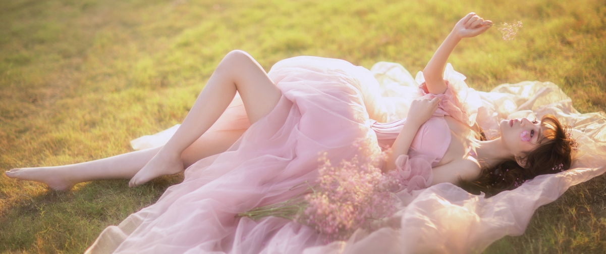 唯美草地婚纱纱裙美女摄影，鲜花相伴，4K高清带鱼屏壁纸3440x1440