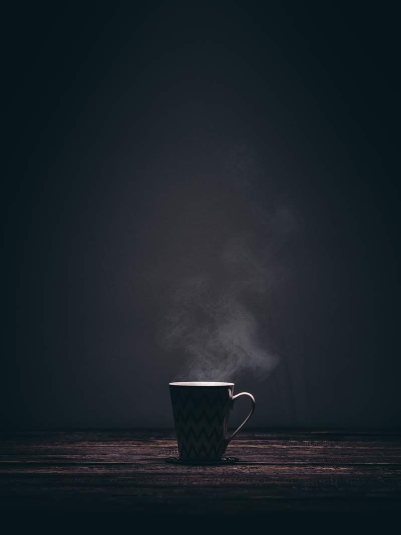 深色背景简约水杯广告图，文艺清新JPG素材，高清下载