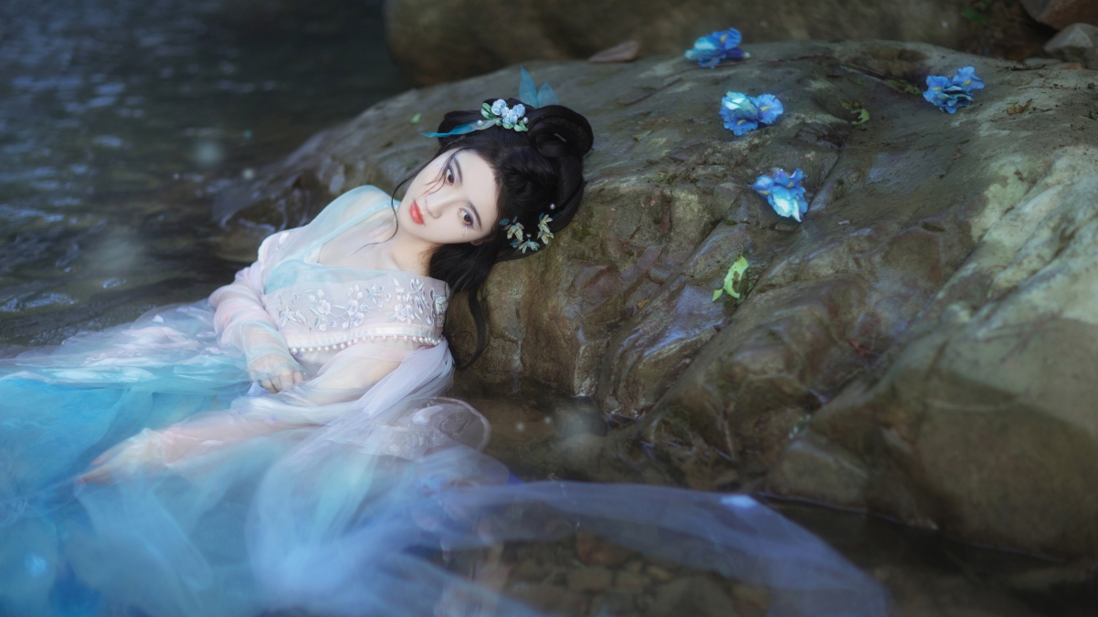 唯美古装女子水边倩影，高清4K壁纸，小溪映美女，古风神韵尽显