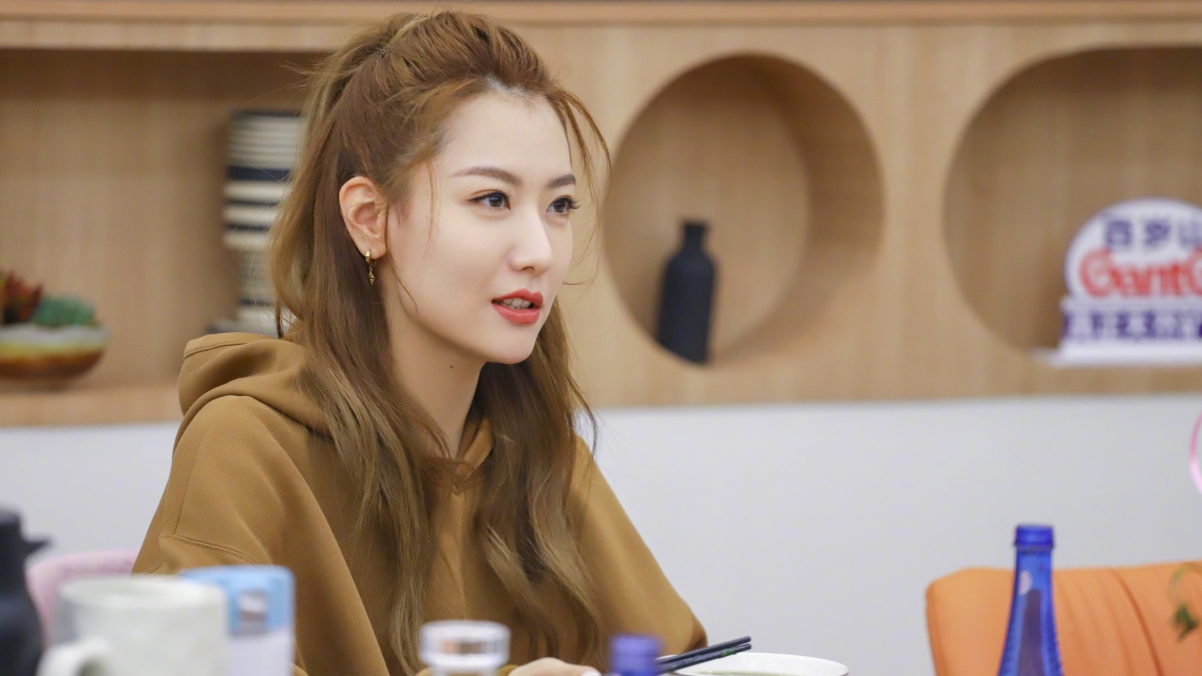 白冰侧颜微笑，气质非凡！超高清4K美女壁纸，3840x2160分辨率，一键下载！