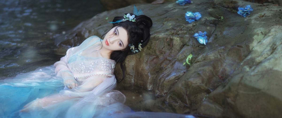 唯美古装美女壁纸，水石相映，小溪轻流，带鱼屏4K高清下载