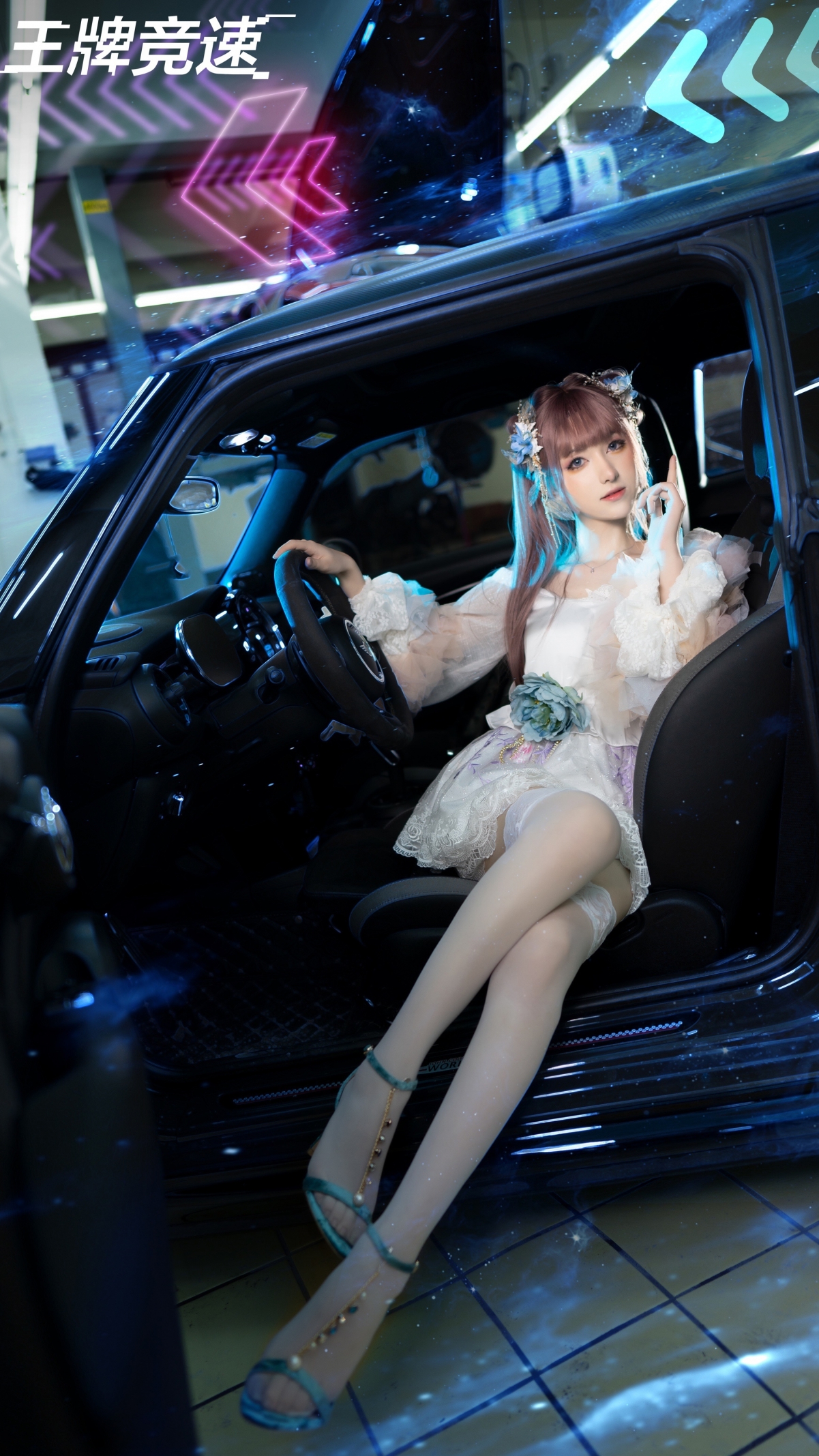 王牌竞速美女Cosplay高清壁纸，白色丝袜4K超清版，2160x3840分辨率手机专属
