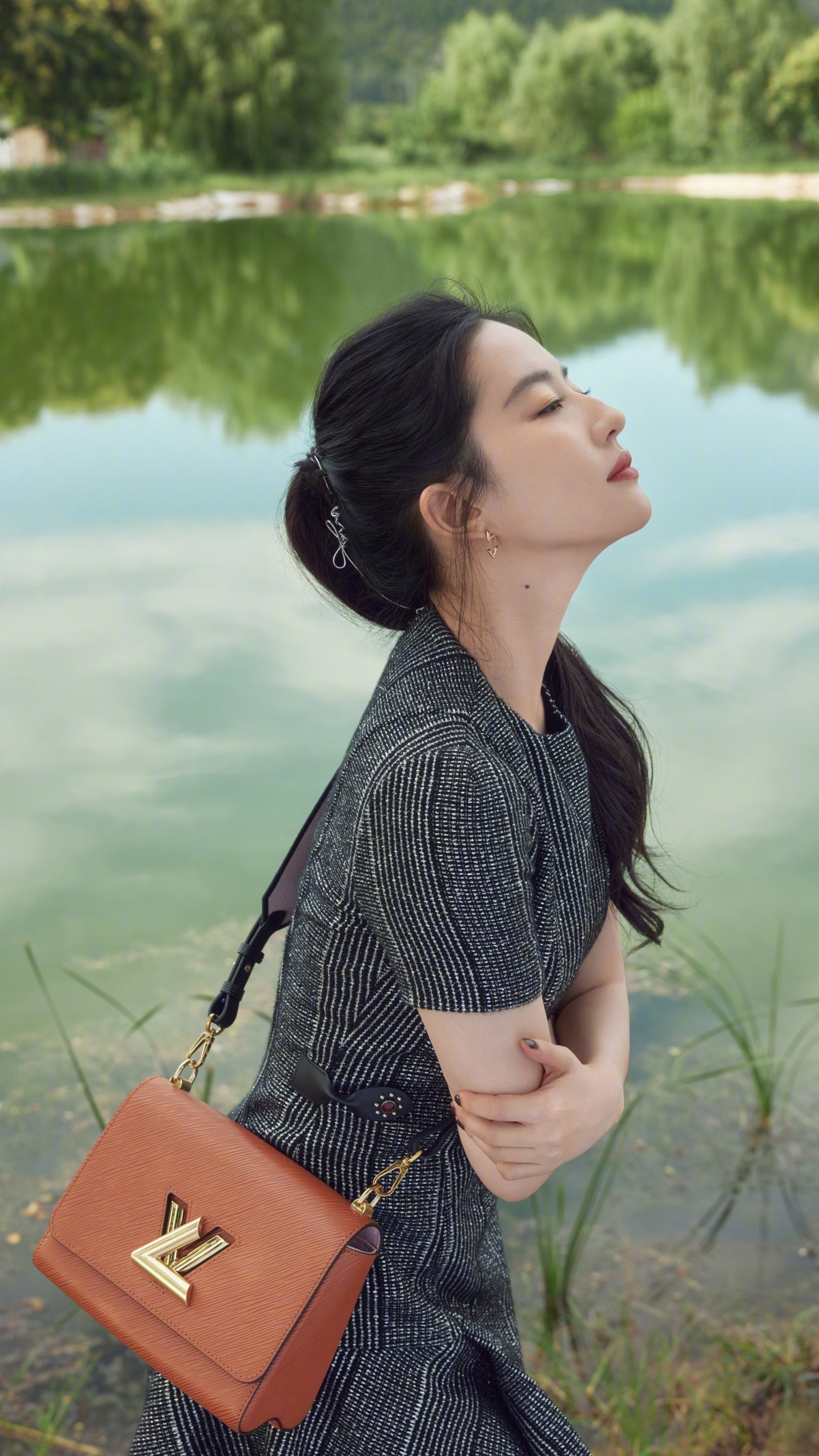 刘亦菲绝美倩影，青山绿水风光4K壁纸，超清2160x3840手机背景图