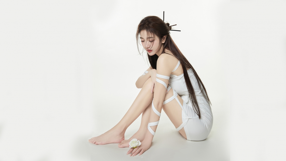 清纯长发美女，唯美白色裙子，4K高清壁纸，3840x2160分辨率下载