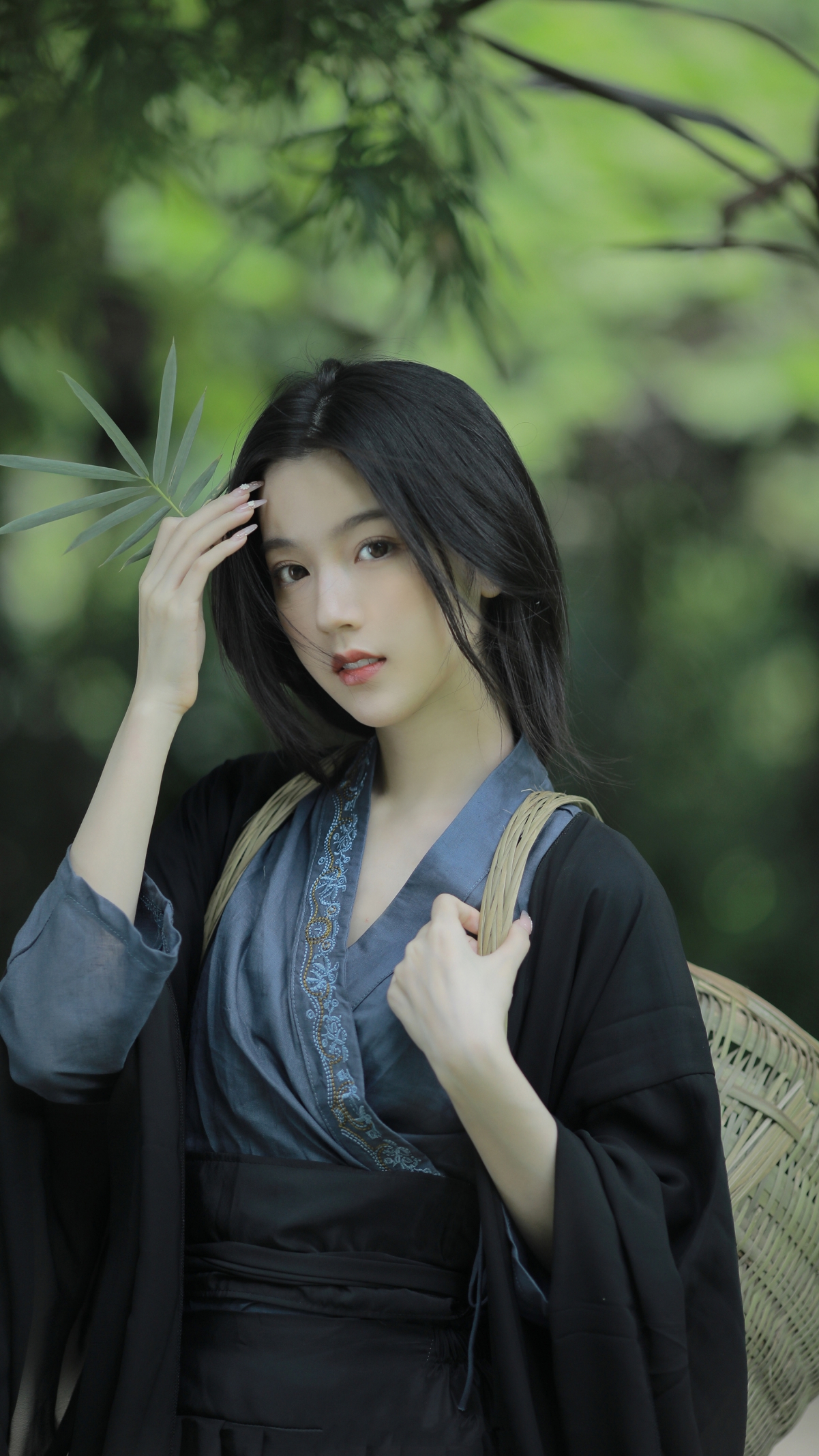 乡间竹韵，清纯美女4K高清壁纸，2160x3840分辨率，免费下载