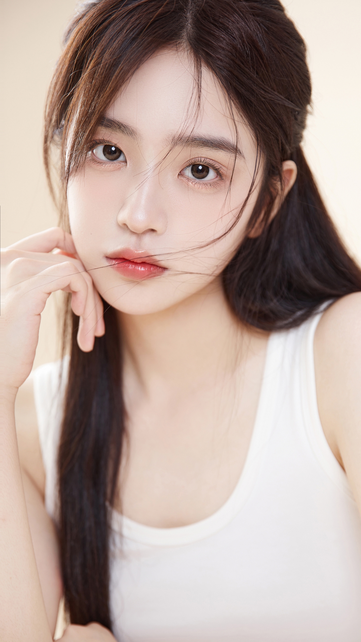 清纯佳人竖屏4K壁纸，高清美女手机图片，2160x3840分辨率，免费下载