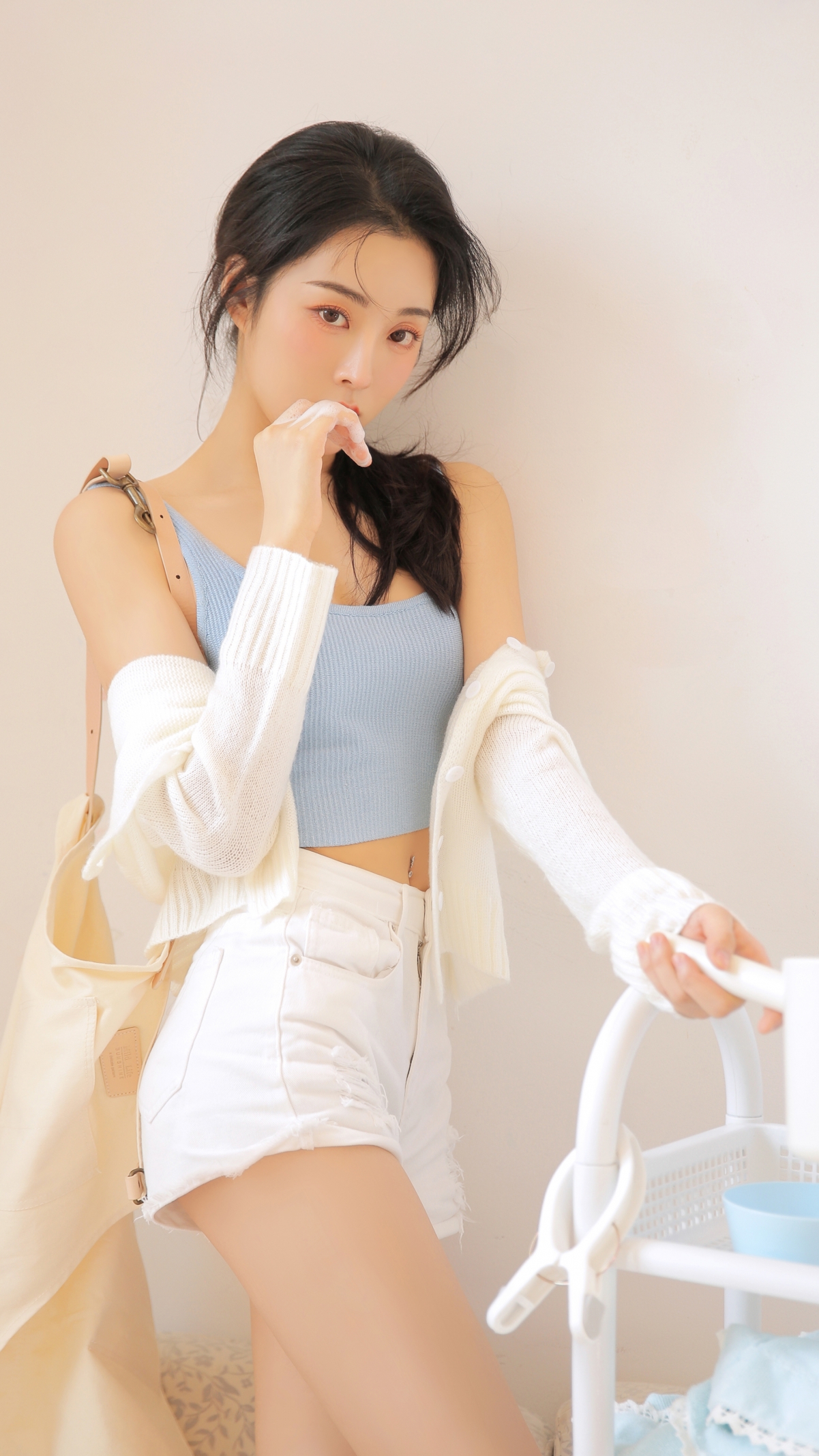 清纯可爱小姐姐，绝美身材展示！高清4K手机壁纸，2160x3840分辨率，一键下载！