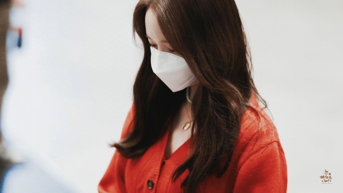 林允儿绝美侧颜，口罩遮面红毛衣抢镜，超高清4K美女壁纸下载