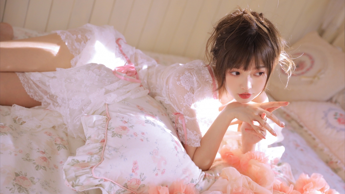 阳光下的可爱美女，白色睡裙倚枕，高清4K壁纸，3840x2160精美下载