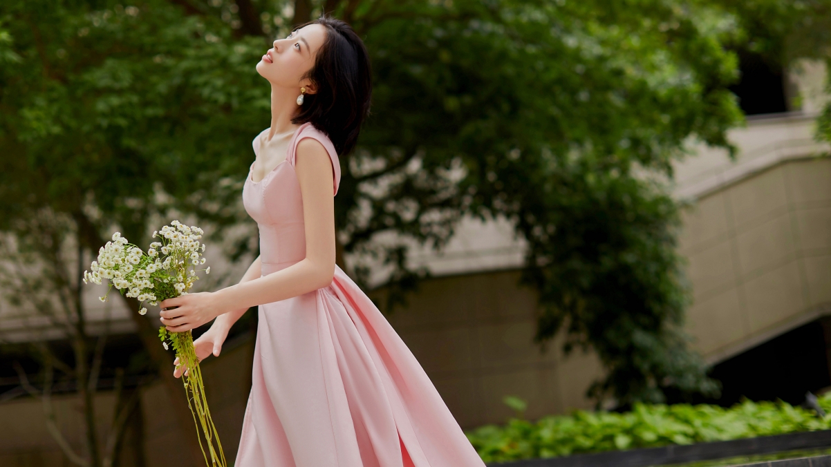 周雨彤粉色裙装鲜花倩影，绝美4K壁纸，3840x2160超清下载