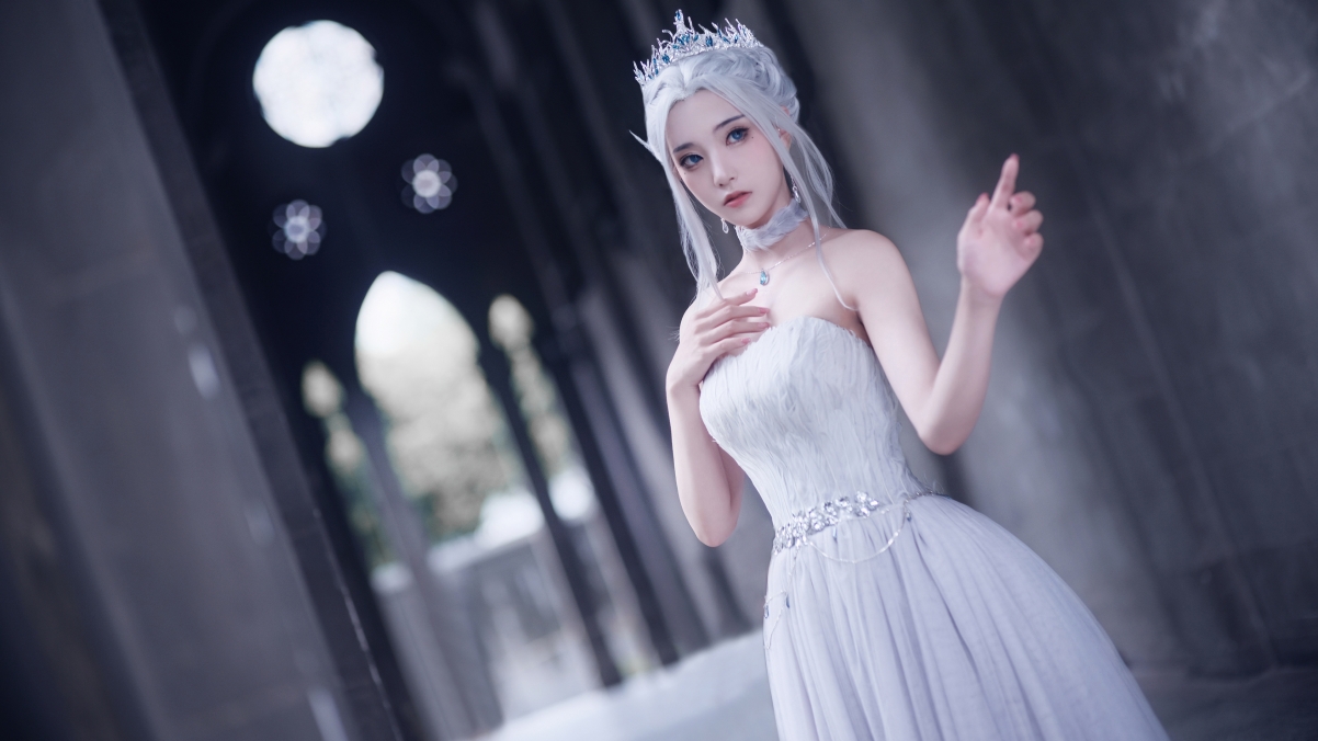 Cosplay女神惊艳亮相，抹胸裙配皇冠，绝美4K高清壁纸下载（3840x2160）