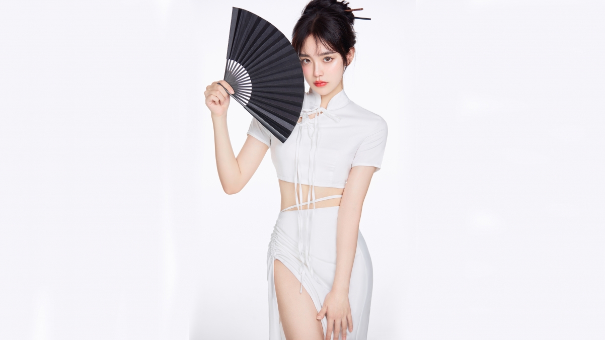 清纯小姐姐持扇倩影，白色长裙飘逸，4K高清壁纸3840x2160，美女图片免费下载