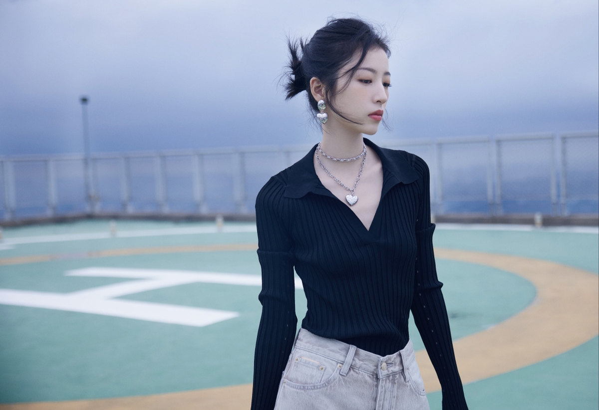 周雨彤黑色毛衣牛仔裤写真，气质美女4K超清壁纸，高清下载4000x2741