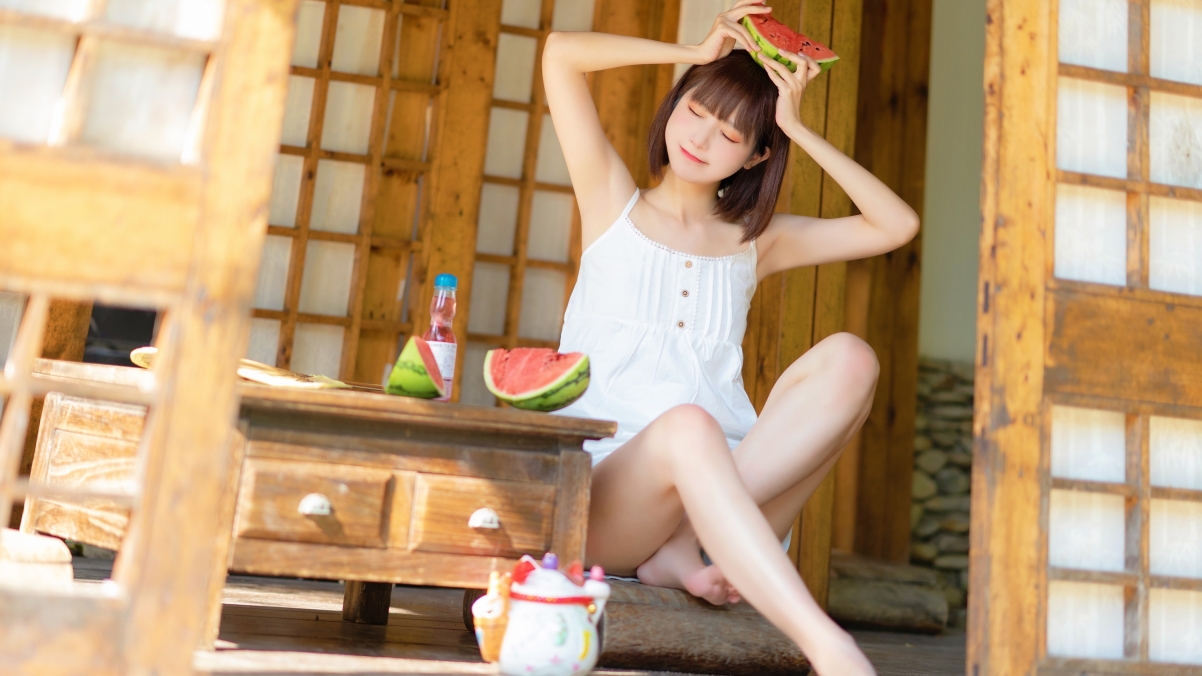 夏日木屋风情，西瓜甜意伴可爱美女，超清4K壁纸3840x2160免费下载