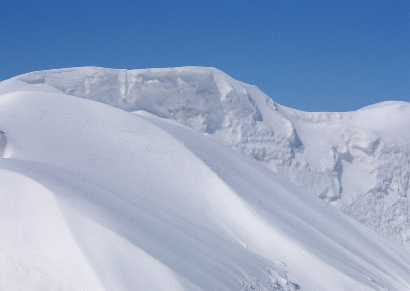 冬季雪山丘绝美高清JPG摄影图，风景素材一键下载