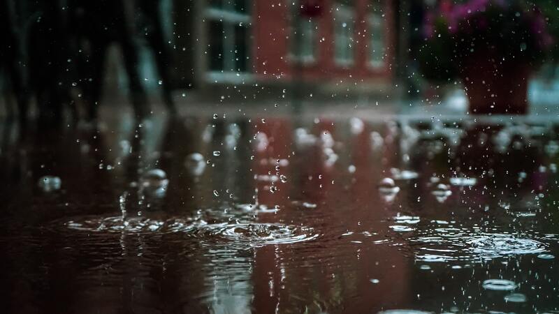 高清雨滴环境背景JPG，摄影风景素材，免费下载