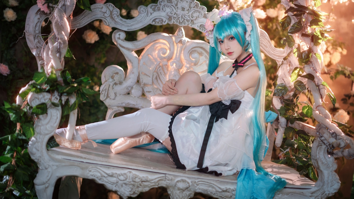 唯美花园秋千，Cosplay美女高清4K壁纸，3840x2160超清下载