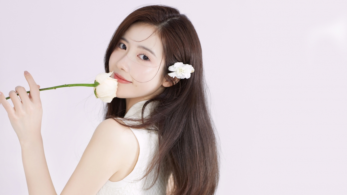 清新回眸美女，4K高清鲜花壁纸，干净纯净，3840x2160分辨率畅享下载
